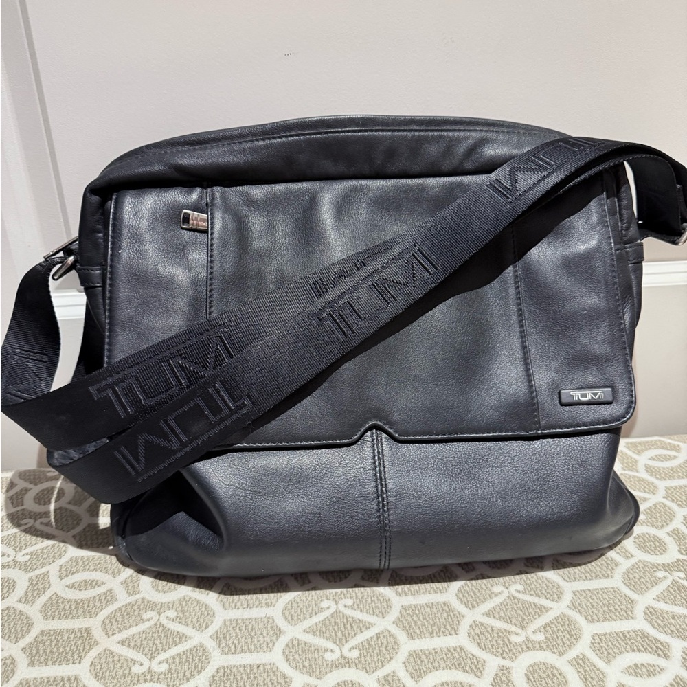 Tumi leather messenger flap magnetic snap crossbody strap pockets Brief Bag